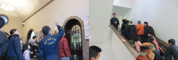 レトロな建物の内部に大勢の人がいる写真と人々が階段を上っていく写真が左右に並ぶ。ジャンパー姿の男性が先頭に立つ。