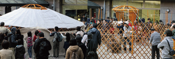 2枚の写真。左はゲルの壁のフェルトに手を掛ける人々。右はゲルの壁の骨組みの中央で2本の柱を支える2人の男性。周囲に棒を持った人々。