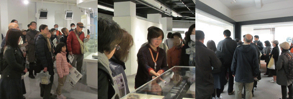 展示室の中を多くの人が行き交う写真が3枚並ぶ。中央にはケースを指しながら展示説明する女性がいる。