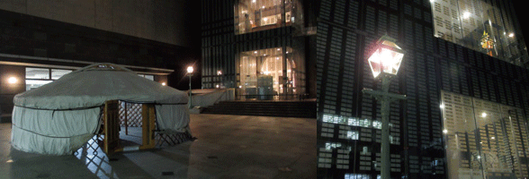 2枚の夜景。左は入口から灯りのこぼれるゲルとガラス張りの建物とガス灯。右は灯のともったガス灯に一層近づいた写真。