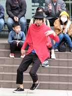 来場者に囲まれてヨーヨーを操る男性。