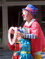 2人の少女にポーズを撮らせて一緒に写真におさまるピエロ。