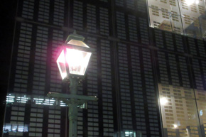 明るくともるガス灯。